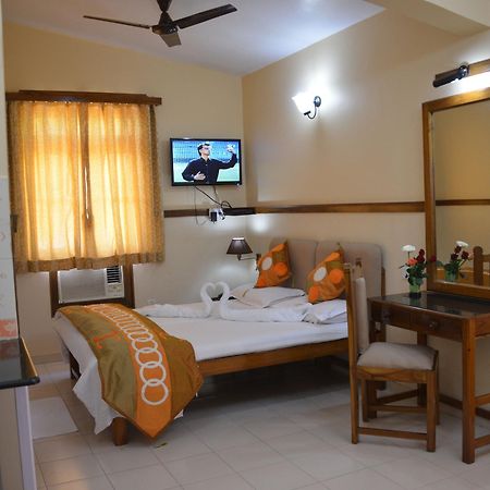 Summerville Beach Resort Candolim Exteriör bild