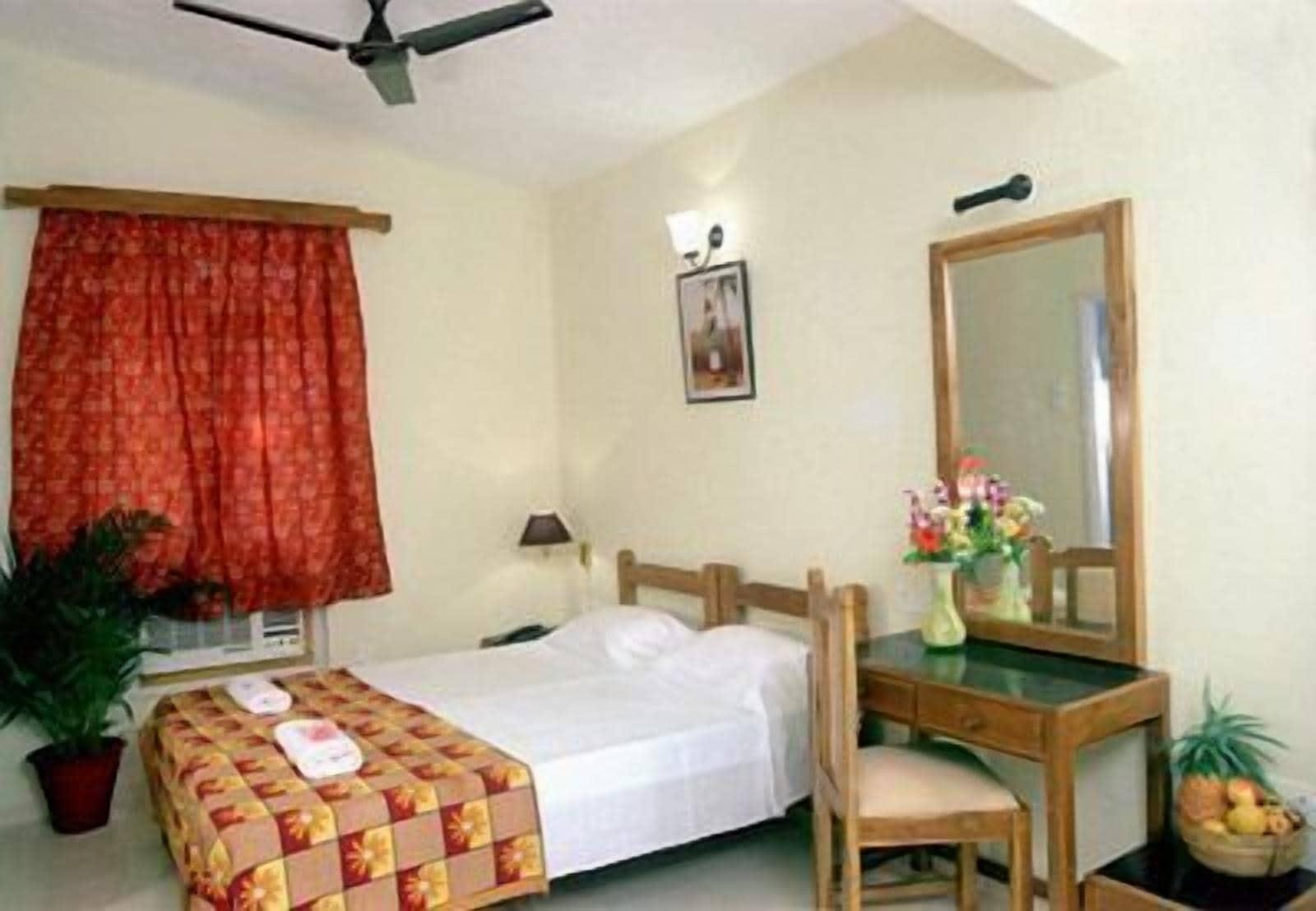 Summerville Beach Resort Candolim Exteriör bild