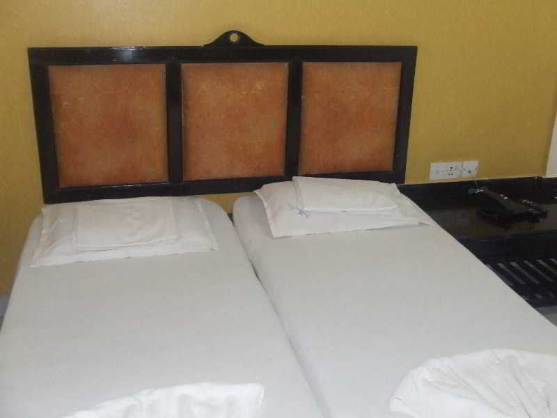 Summerville Beach Resort Candolim Exteriör bild